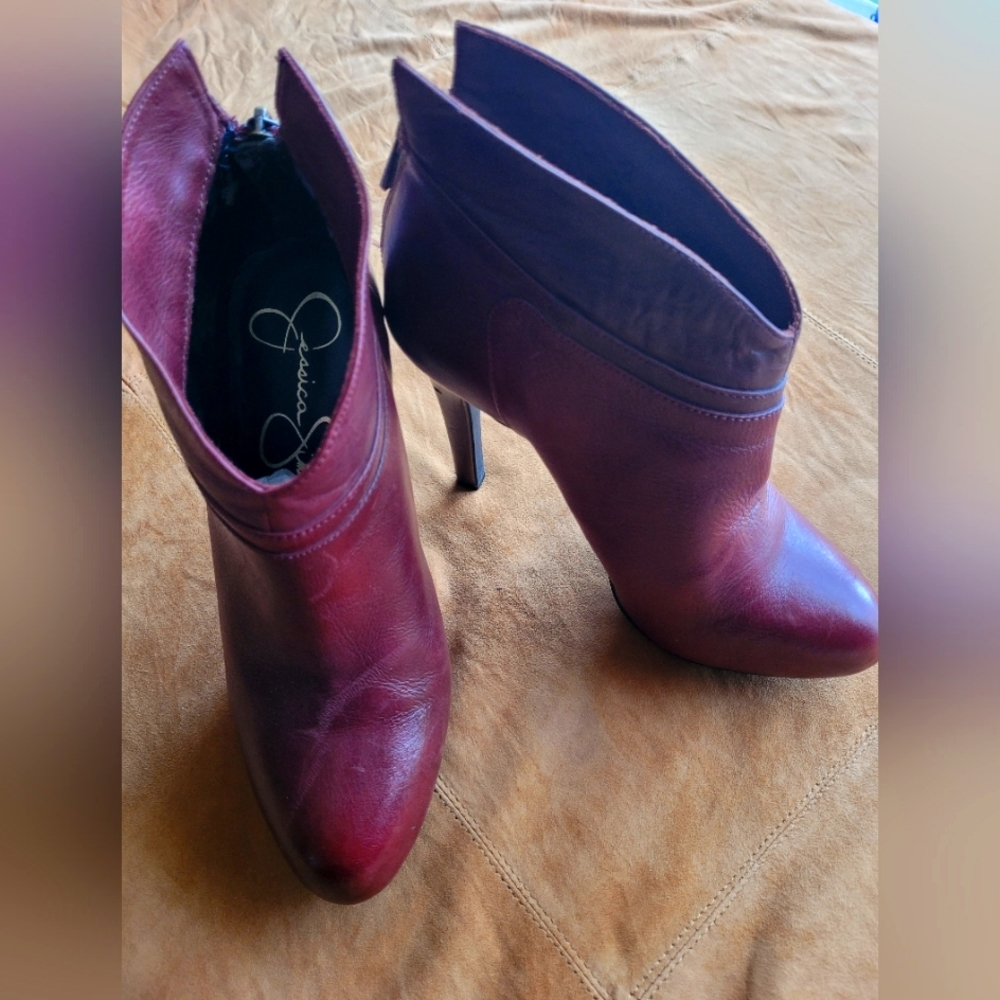 Jessica Simpson burgundy ankle bootie, size 8M